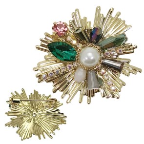Alista Gouden Metalen Sneeuwkristal Broche met Kristallen en Strass Steentjes met een 32 mm breedte